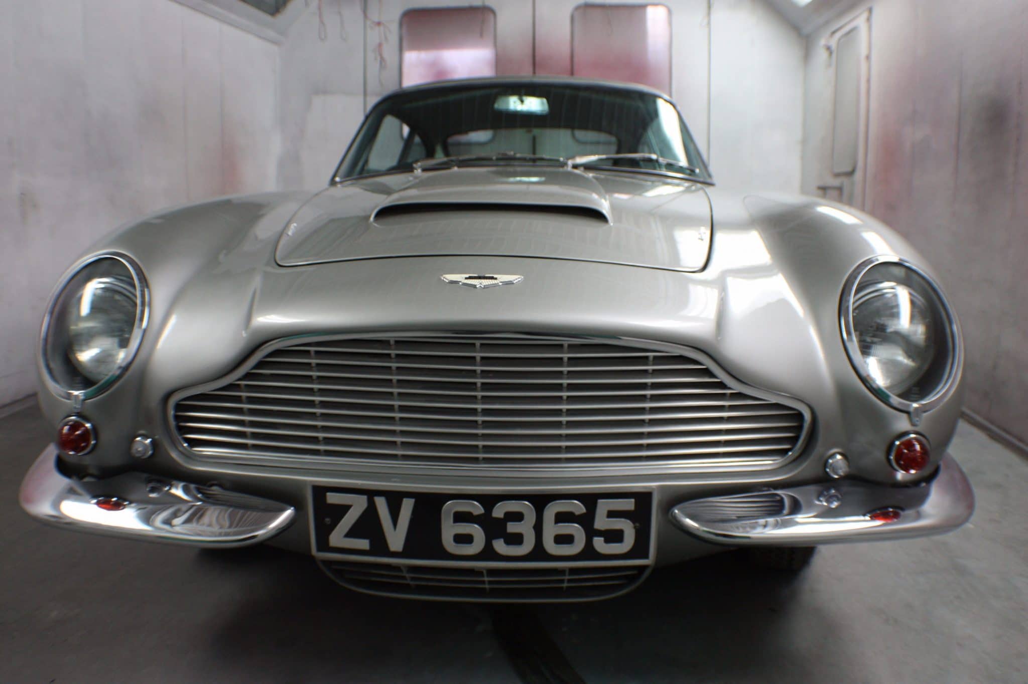front view , Aston Martin DB6 -silver